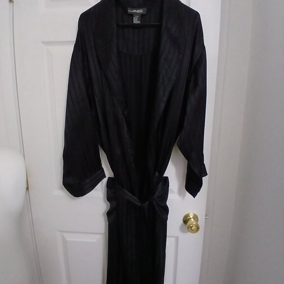 Majestic Black 💯 Silk Robe - Picture 2 of 8